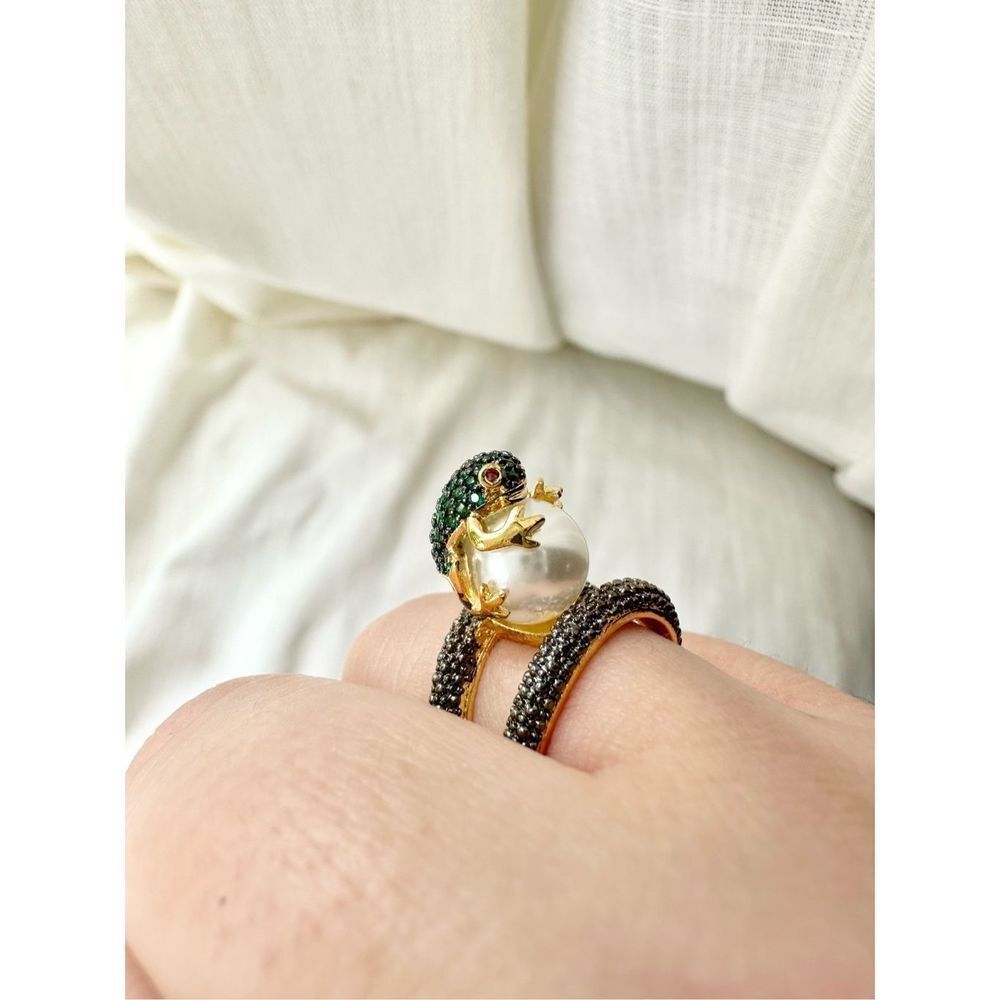 Frog hugging pearl ring - Picture 6 of 8